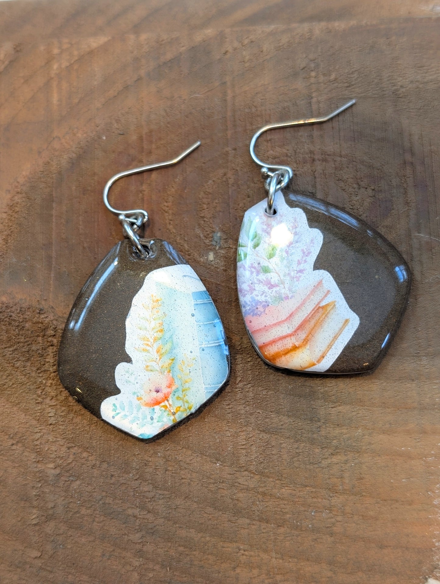 Bibliophile Earrings in Mocha